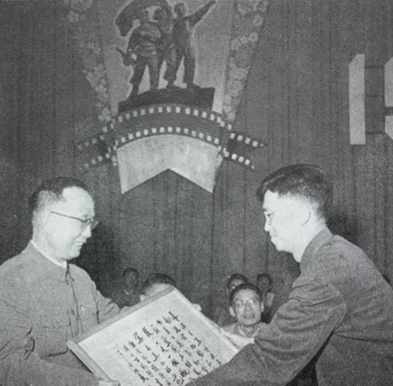 1962年5月22日第一届电影百花奖颁奖大会，谢晋荣获最佳导演奖