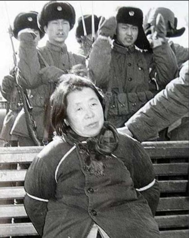 1980年，在宾县的公审会上，王守信被五花大绑，准备行刑，可笑的是这个女人生性狡