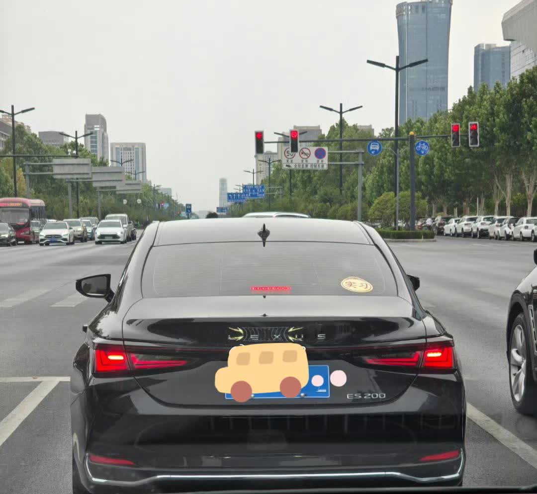 路上偶遇，这应该是雷克萨斯ES200吧？
说实话这代ES的外观真的是无死角好看