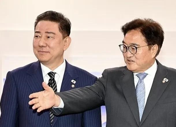 26日晚韩国共同民主党代党首兼院内代表金炳基已正式向国会议长禹元植提出会议召开申