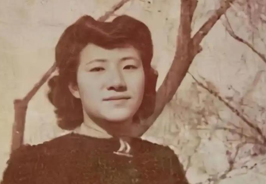 1934年，新婚第1天，作家苏青就撞见丈夫和表嫂眉来眼去，她隐忍不发，接连生下5