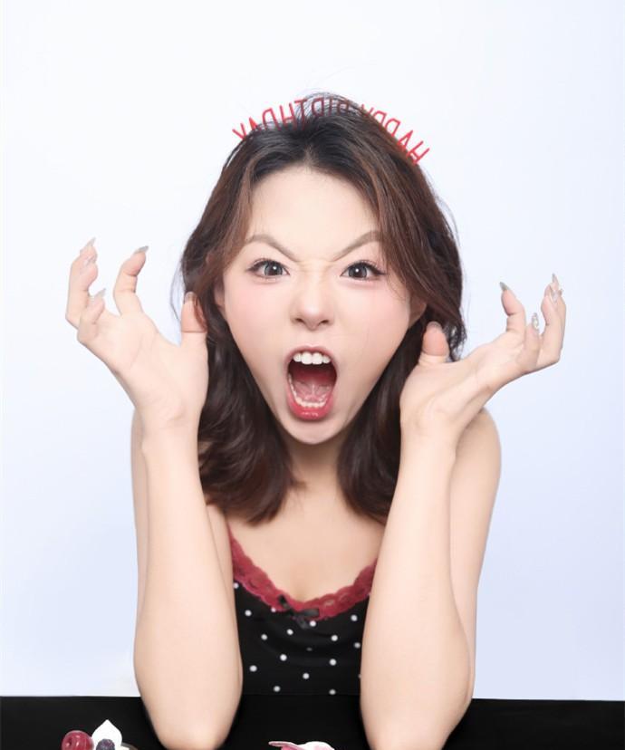 德云社赵芸一凌晨发文晒生日写真！女相声演员过生日与男相声演员过生日，带给人的感觉