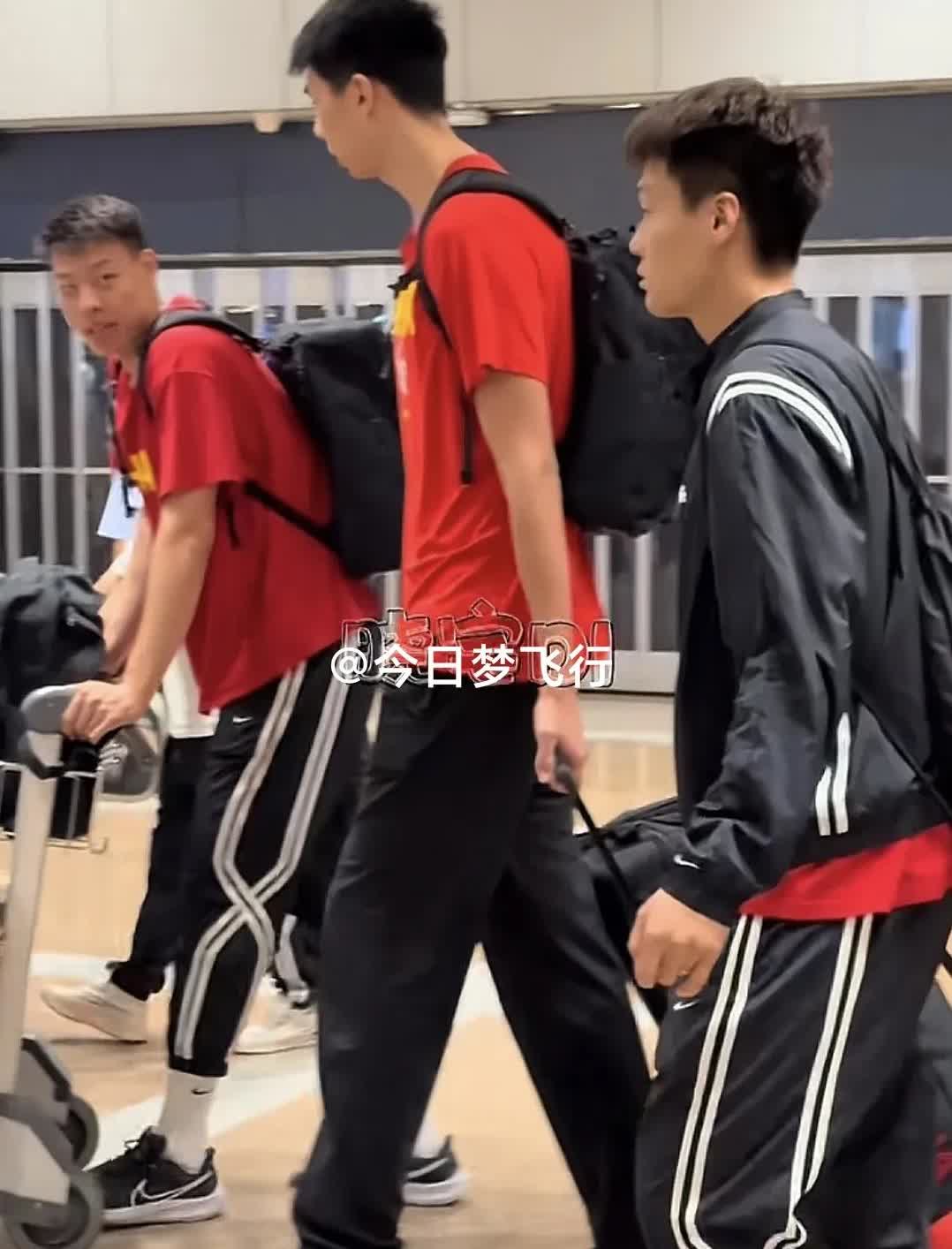 中国男篮飞返北京！

结束为期14天的欧洲拉练，中国男篮已经回国顺利飞返北京