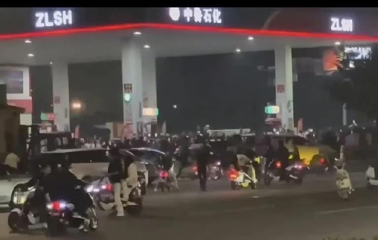 临沂的精神小伙又上热搜——高架上五路交汇桥底加油站聚众斗殴！这两年临沂经济下滑速
