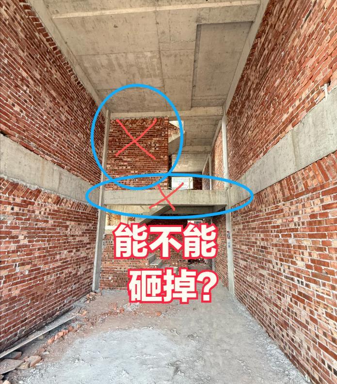是哪个环节出了问题？[发怒][发怒]
明明图纸上没有这道大梁，
楼梯跟挑空客厅，