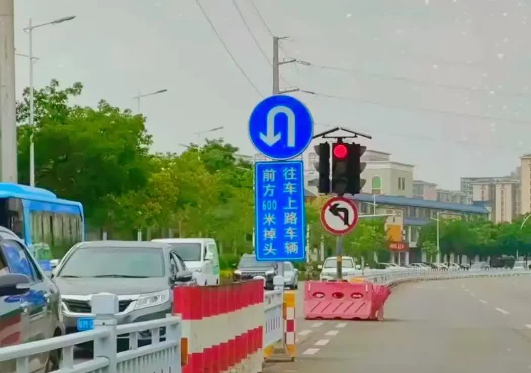  刚拿驾照就懵圈，这标志到底允不允许掉头？求解答

各位老司机们，我这个刚拿