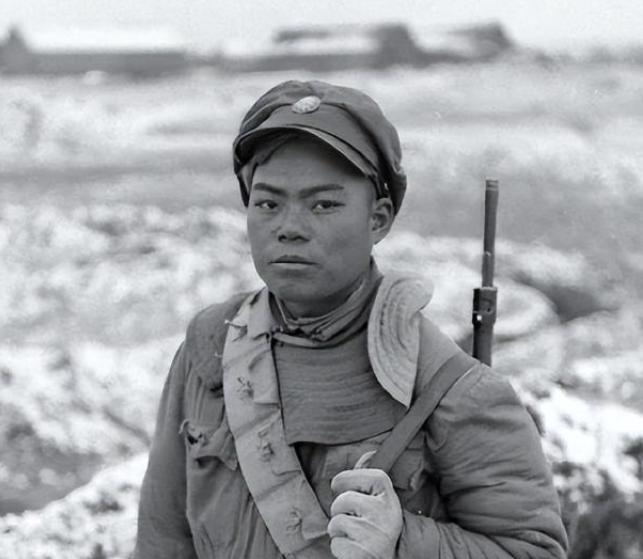 1948年3月，国民党整90师中将师长正在怒骂小电话兵，甚至开了两枪恫吓。小电话