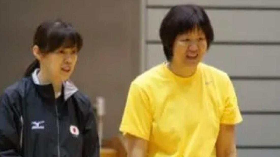 在郎平指导的身边，曾经的世界第二二传，气场突然一下子就变小了