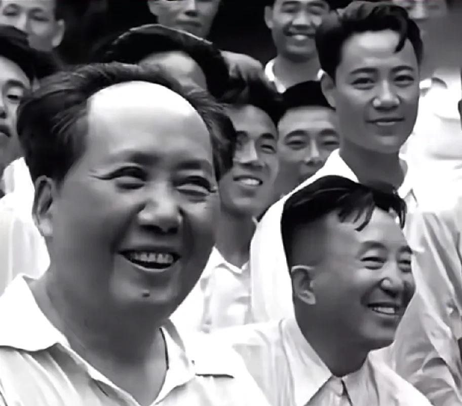 画面中的这些人，每个人的笑容都是那样的幸福，都是那样的自然，尽管那时候生活条件跟