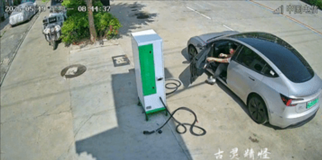 苏州一男子充完电以后，随手一丢，结果就上了热搜！

这样没教养的人，如果当他要充