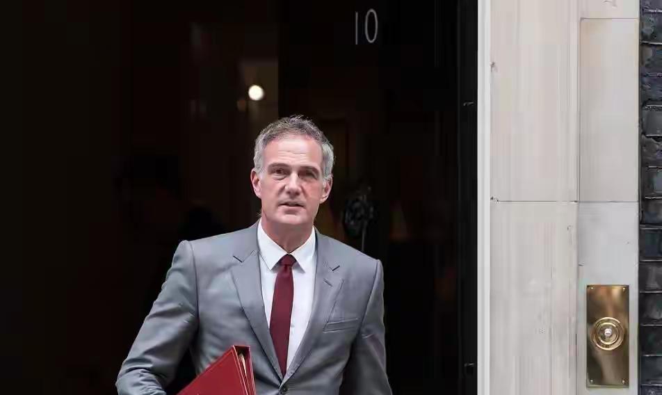 英国简直是“翻脸比翻书还快”，刚谈完不到24小时，就对中国发起新的制裁，英国商贸