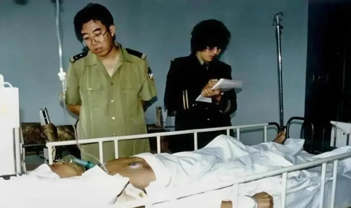 这张照片拍摄于1996年，照片里的是北京运钞车劫匪在医院受审时的照片！猜猜他是谁