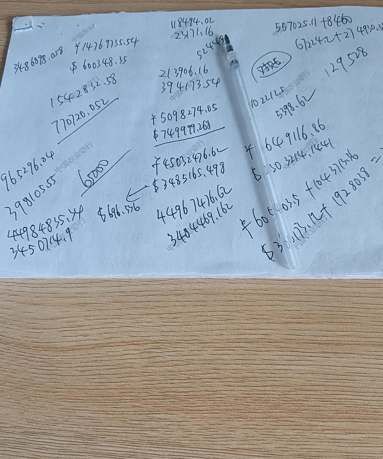 我从小学到高中，
数学就不好，
我已经认定自己没有逻辑思维，
我的高中室友，
从