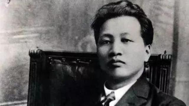 1997年，李鹏总理、夫人朱琳和女儿李小琳全家合影，女婿罕见出镜