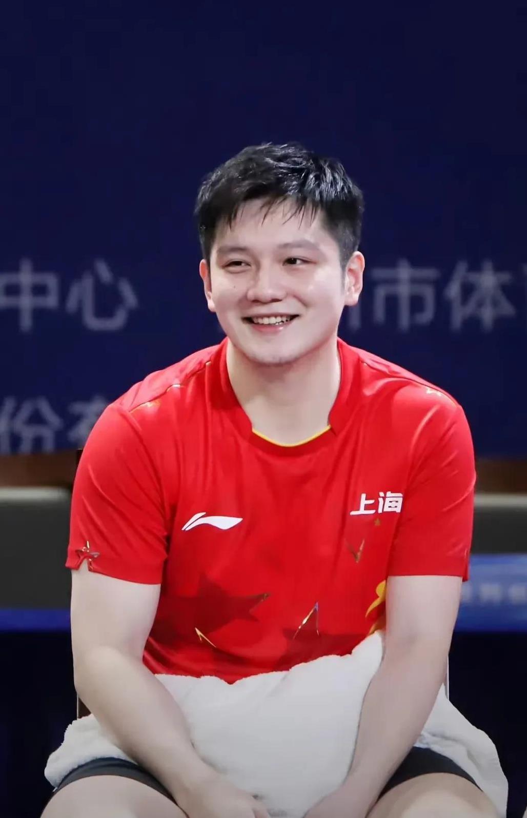 我问朋友，为什么樊振东宁愿远赴欧洲打球也不留在国内，实在太折腾了！
他说，你还是