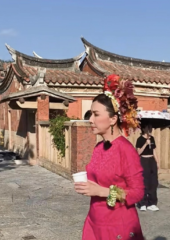路人镜头下的刘嘉玲好老呀，她现身泉州拍综艺节目。

今年60岁的刘嘉玲并没有想象