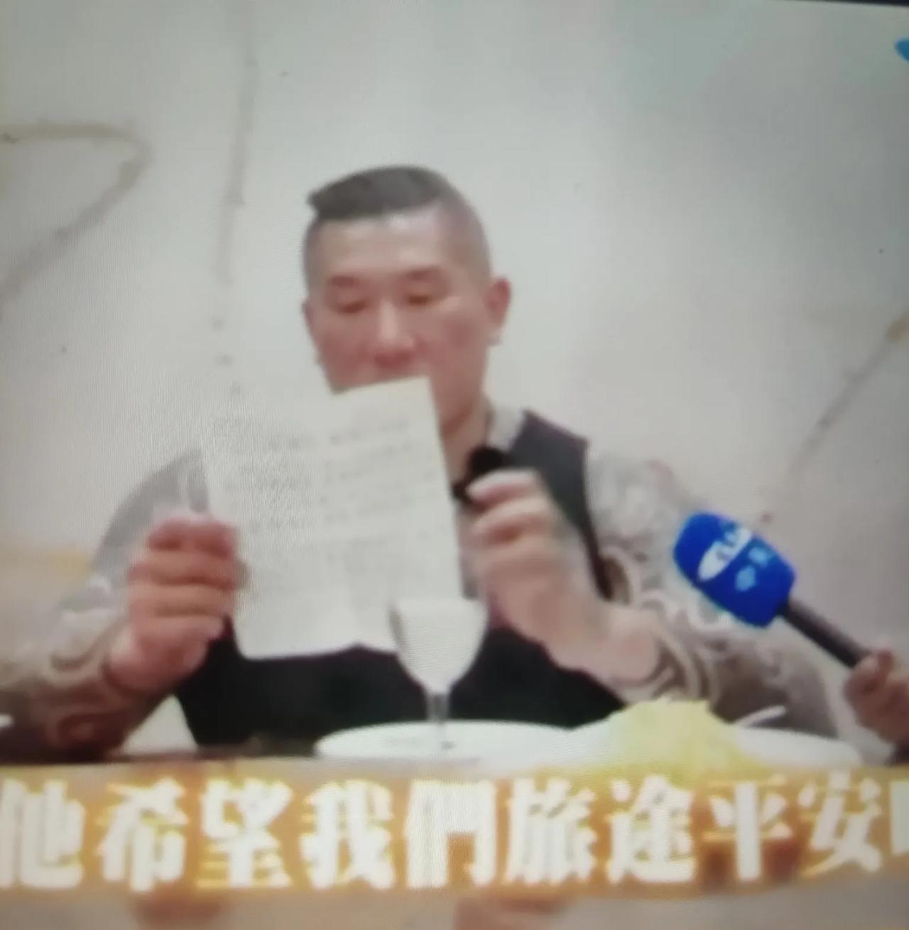 台网红“馆长”陈之汉杭州参访偶遇两件事:一红衣男挥舞国旗试图闯镜，而且言语不文明