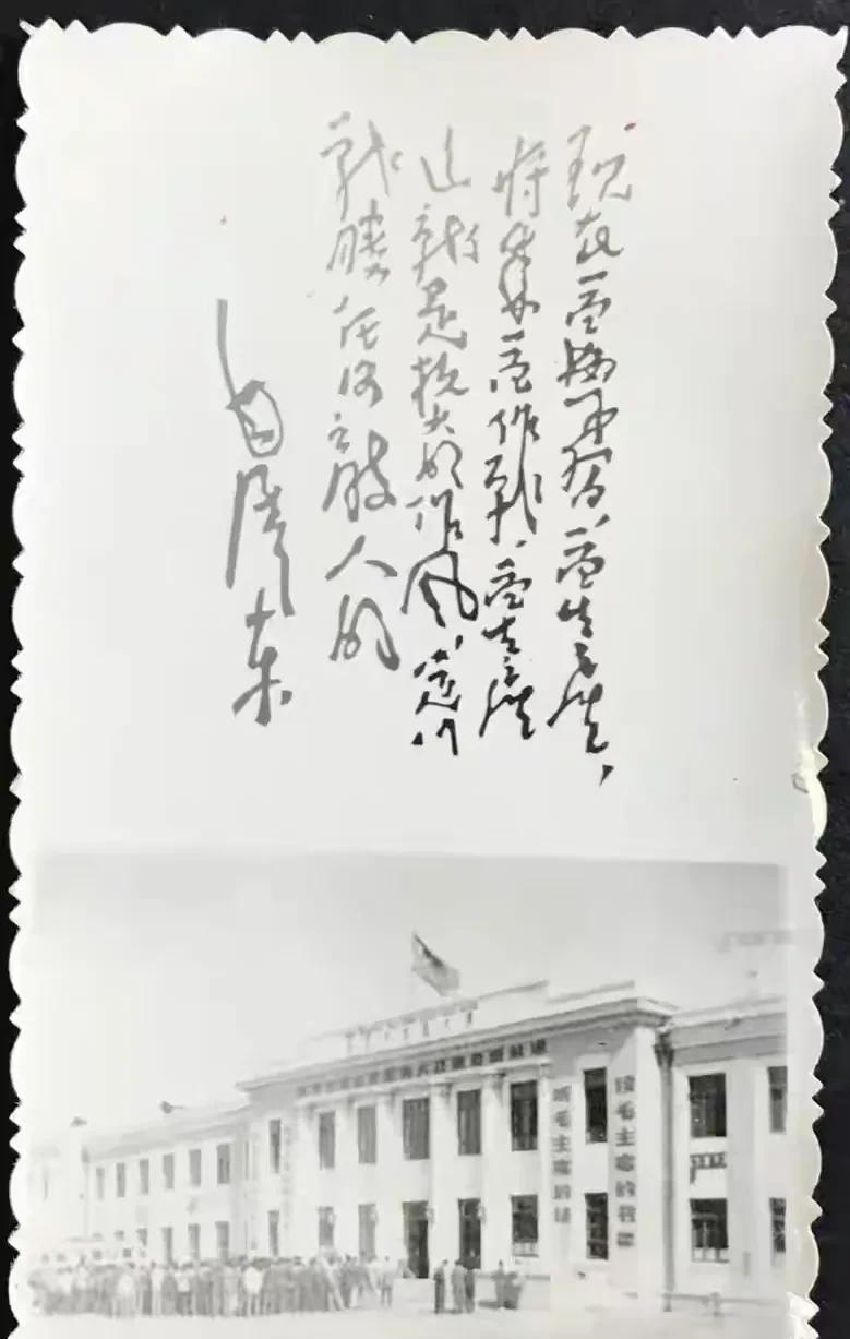 这张照片推断应该是上世纪七十年代的，照片上的楼房是塔里木农垦大学教楼。照片上端是