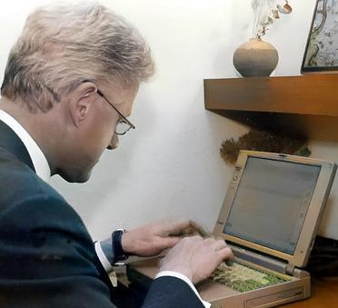 这是1993年时任美国总统的克林顿在认真地写第一封总统电子邮件。虽然在此之前克林