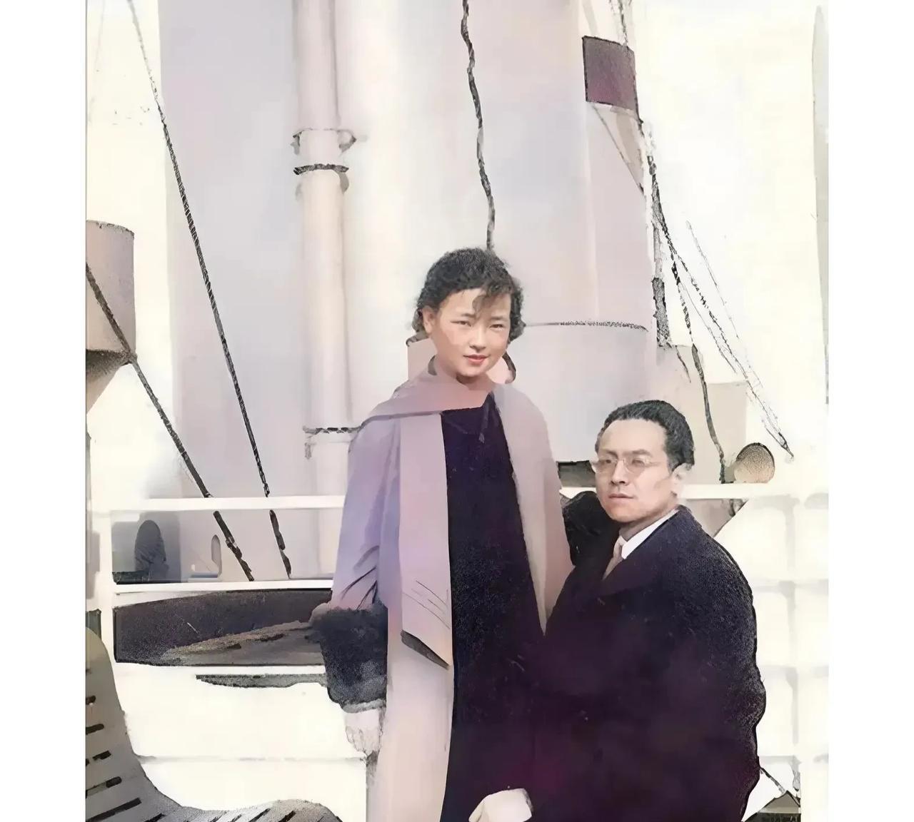 这张照片展现出了一对新婚夫妻1928年在欧洲度蜜月结束在回国游轮上的情景，这并非