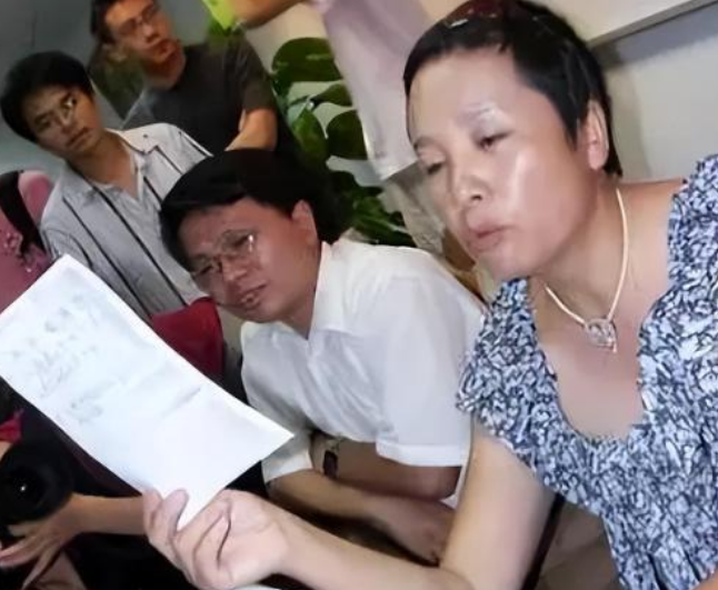 “赵忠祥数几年时间里一直和我保持着不正当关系，并且把我折磨的满身疾病，我有十盒录