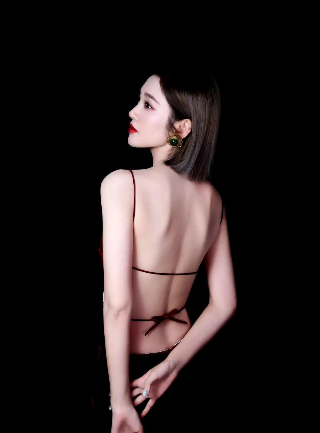 我发现了，内娱最称得上“熟女”这两个字的女明星，不是刘涛，也不是孙俪，而是被张若