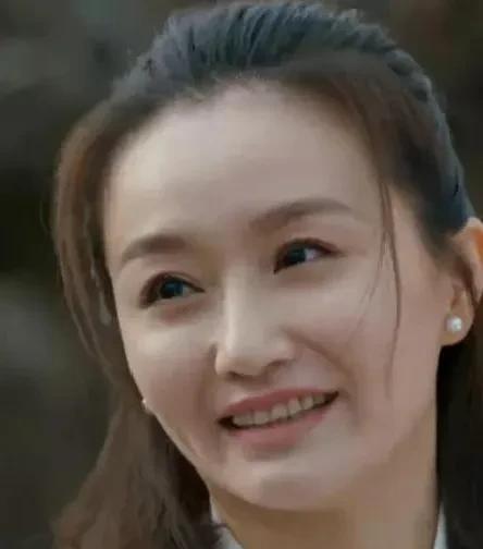 《青山是故乡》
天呐，
不细不知道，一仔细看吓一跳。
原来剧中的这个人设，前段时
