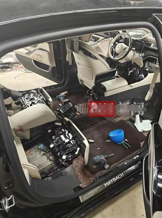 湖北武汉，一男子是外地富二代，他在武昌某超跑俱乐部，花2400元租金，5000元