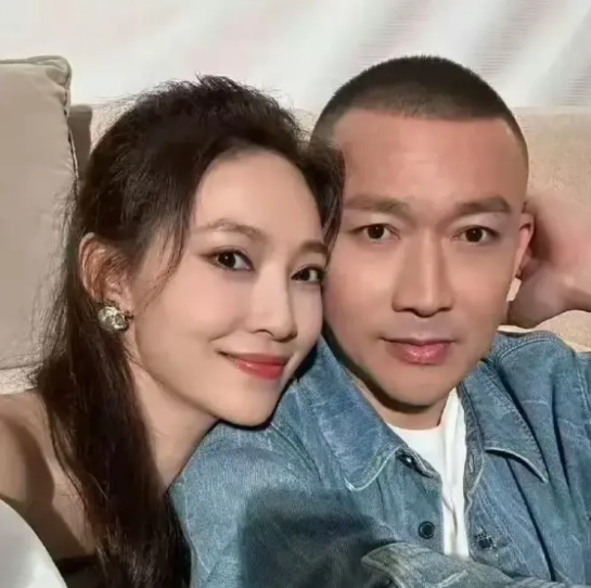 聂远的老婆，每天都如临大敌般仰慕着他，她和她妈妈对他像对皇帝一样供养着。聂远一醒