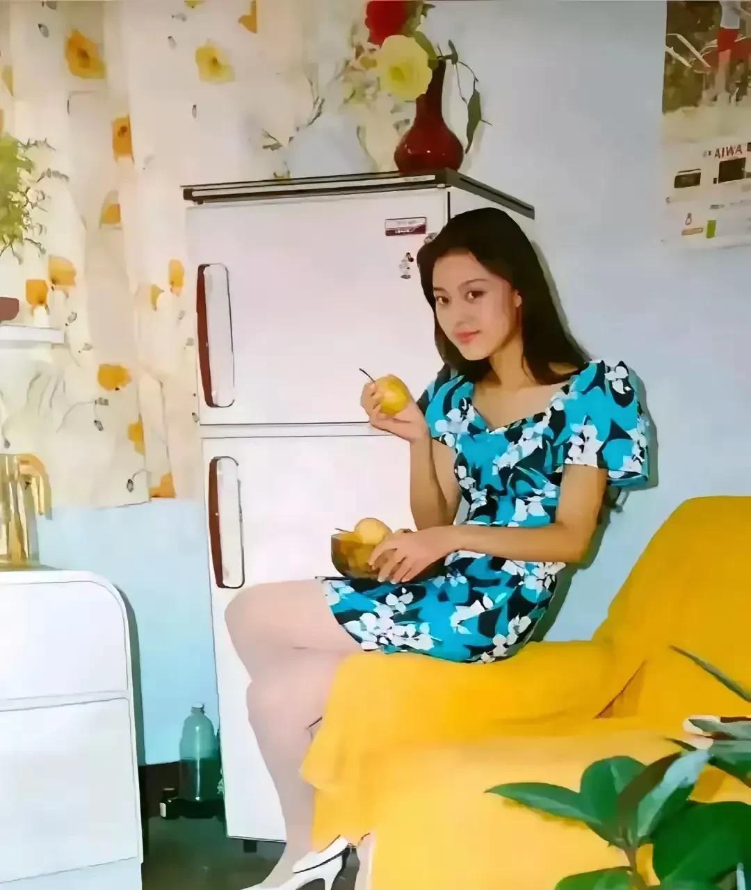 这是1987年在一家棉厂职工宿舍，一位女工下班回家后的照片。
她是麻石桥川棉厂的