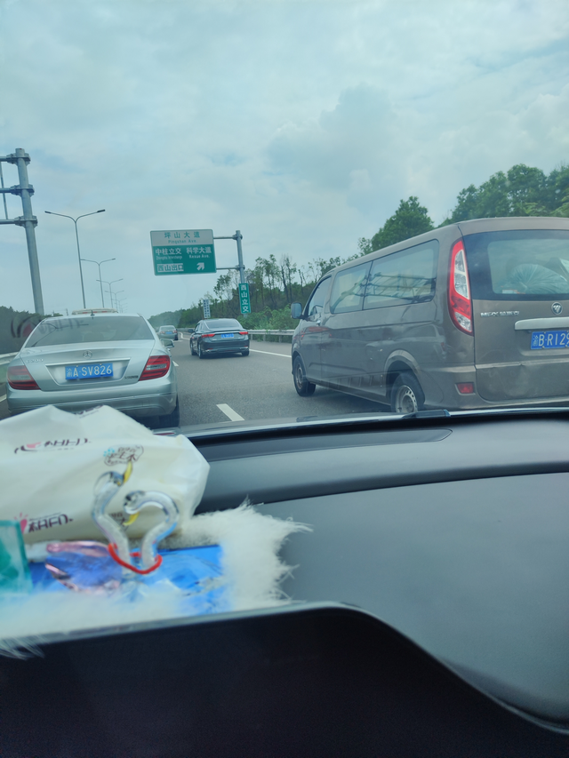 我选择油车是没有半点犹豫
其中有两个原因，1是充电问题，我是住在乡镇，如果买电车