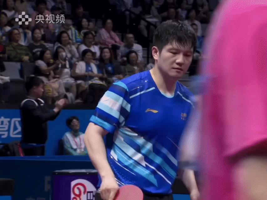 “比你有天赋的人比你还努力”，这句话用在樊振东身上再合适不过了。
全运会对阵周雨