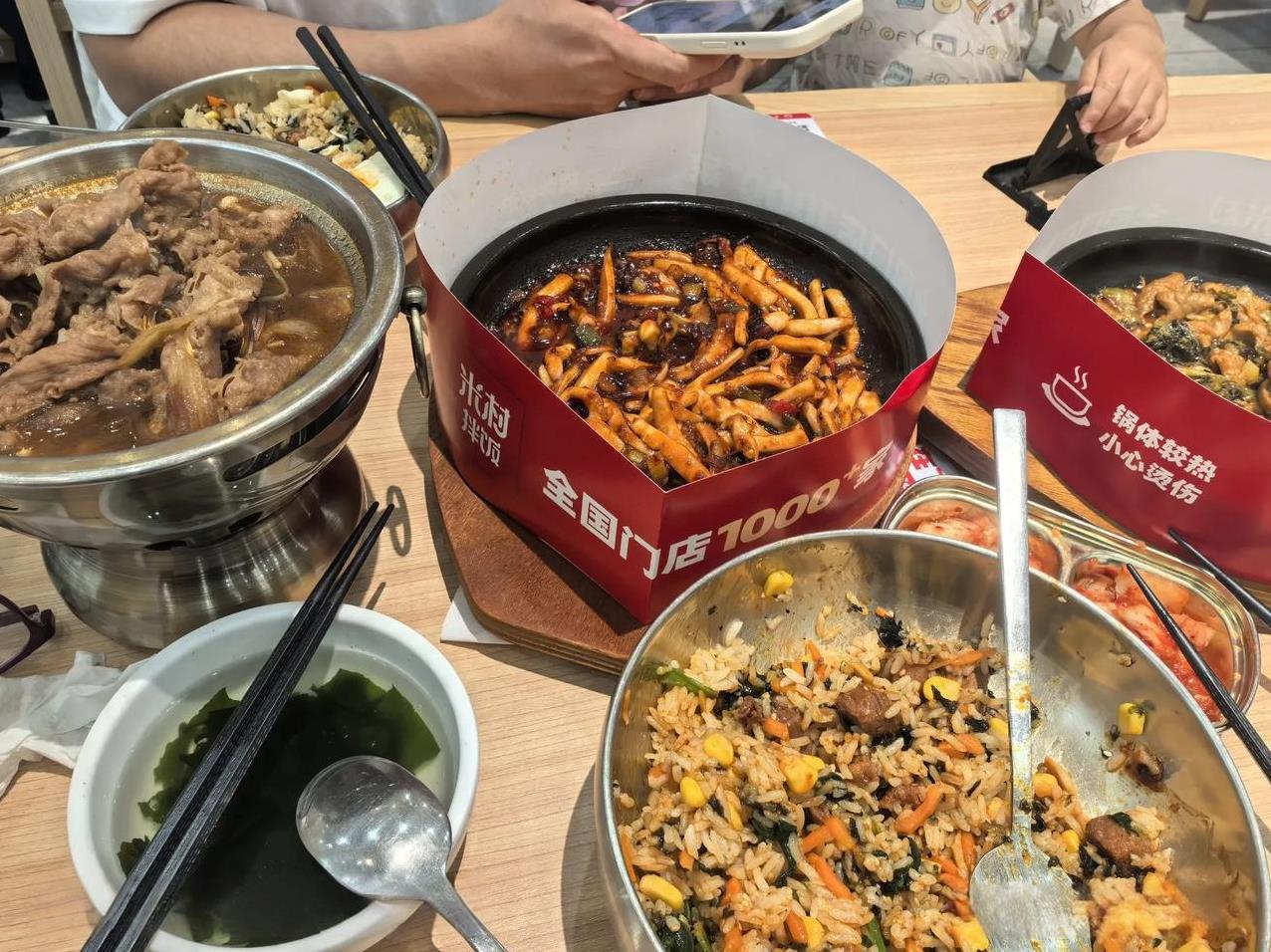 我和儿媳妇上街，每次结账都是我抢着来。
      但如果跟儿子一起出去出门，基