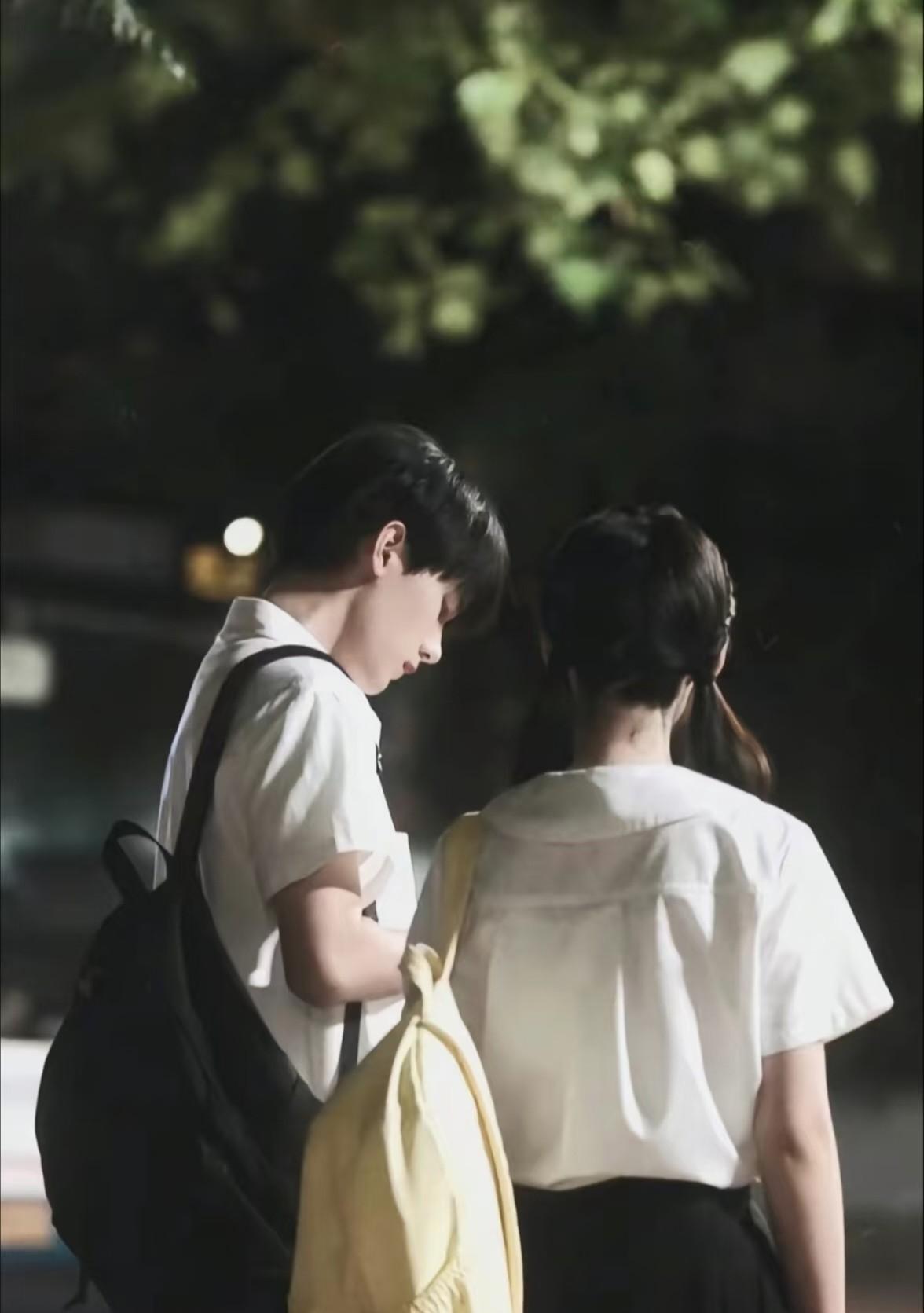 每个女生的青春里，都有过这样的男生，干净、温暖、阳光、帅气，五官精致得无与伦比，