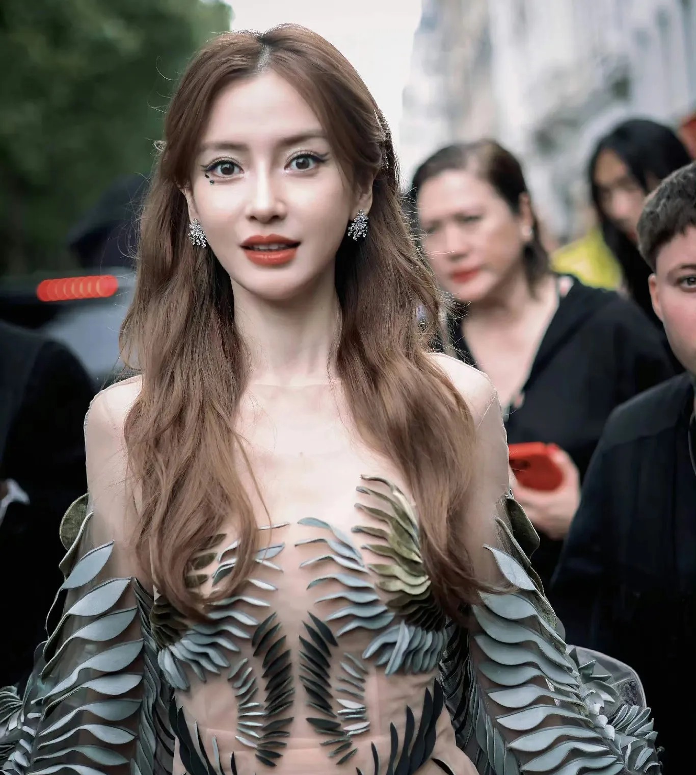 杨颖工作室的员工估计要坐不住了！
他们可能怎么也没有想到，
他们连夜给杨颖选的礼