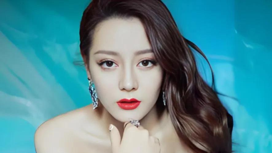 迪丽热巴：从新疆小城到国民女神，她的演绎之路有多“飒”？
