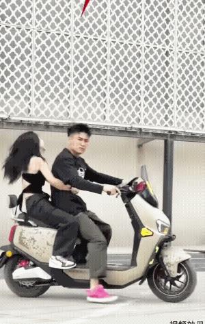乌龙摆尾没弄成，却弄了个懒驴打滚。
女孩不哭、不笑、不骂，淡定的又坐上了。看来，