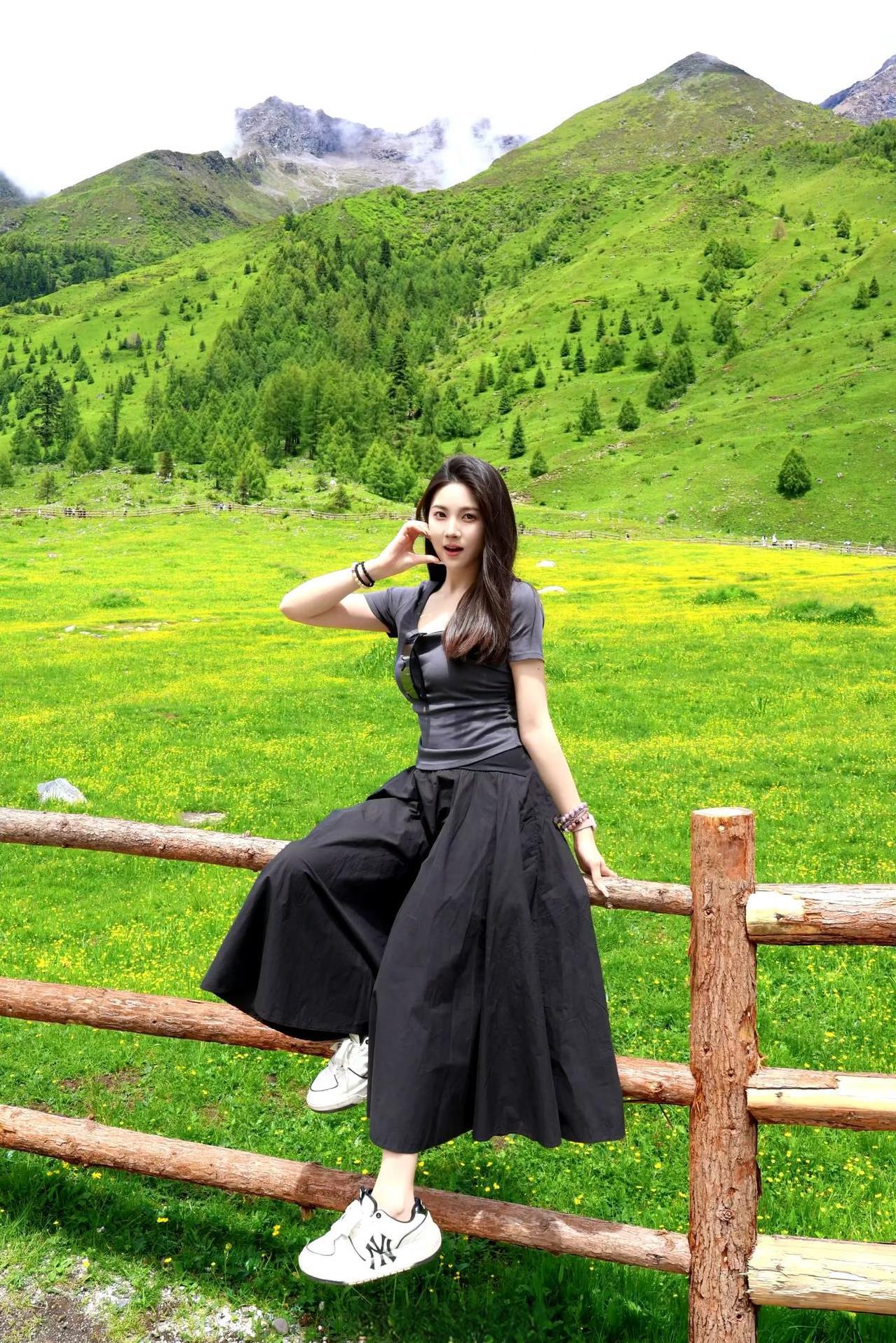 #四姑娘山#在这山水画卷里，我与自然撞了个满怀。绿草如茵，繁花点缀，群山似黛，溪