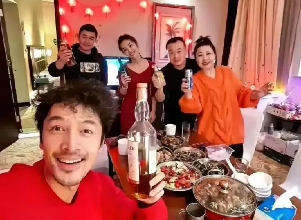 一张照片可以看出，胡歌肯定特别宠老婆，他老婆貌美如花，他却胡子拉碴！