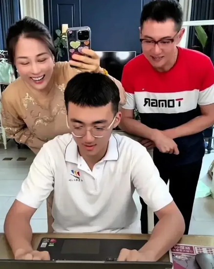 
高秀敏的外孙子今年高考，考的成绩还不错。

高秀敏的女儿李萱，是高秀敏和吉林省