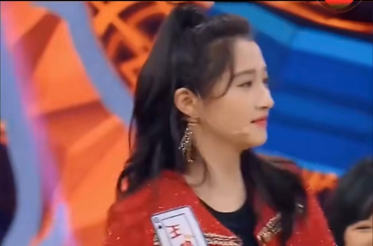 关晓彤和杨颖尬舞，谁知放的是鹿晗的歌，她立马脸红败下场来。