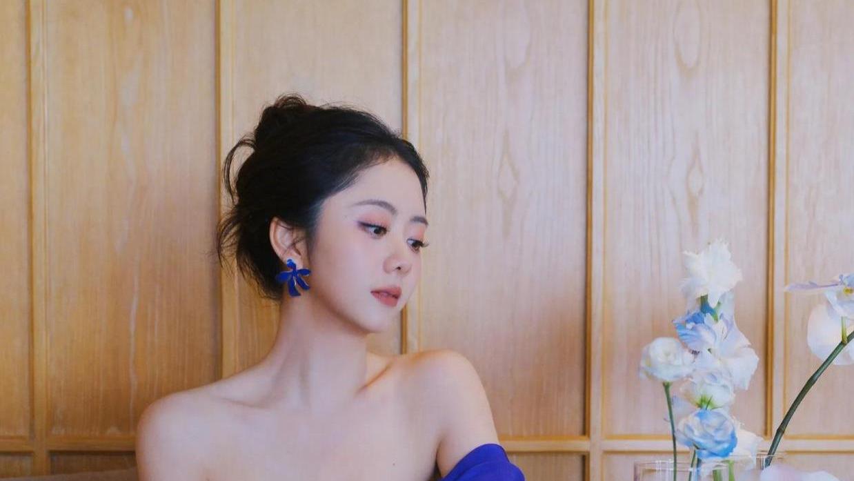 谭松韵：蓝色裙摆间的风情密码