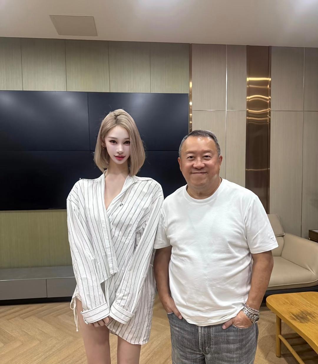 72岁曾志伟和美女合照，他看起来又胖了不少，整个人好圆润，一脸笑嘻嘻，心情似乎很