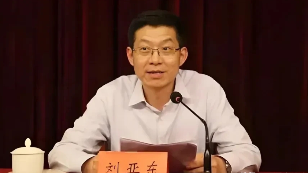 刘亚东被查之前，曾在省外培训，期间他还一边学习一边安排家里的工作。61 岁的刘亚