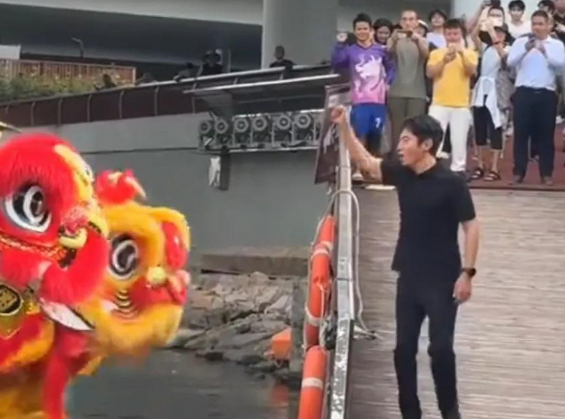 撒贝宁深圳划龙舟超燃 激动双脚跳还狂飙粤语