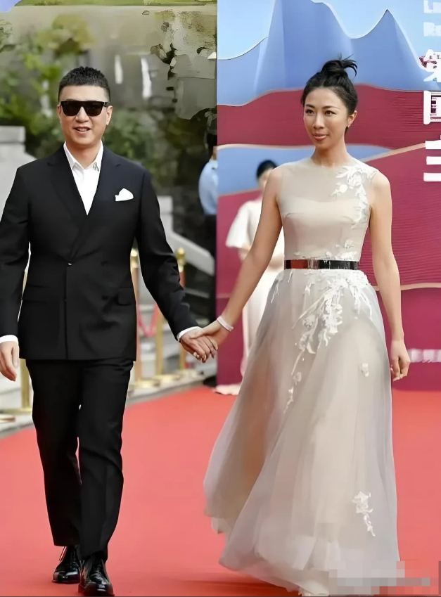 左边是孙红雷，和他牵手同行是他妻子王骏迪，比他年轻15岁，与孙红雷一样来自东北，