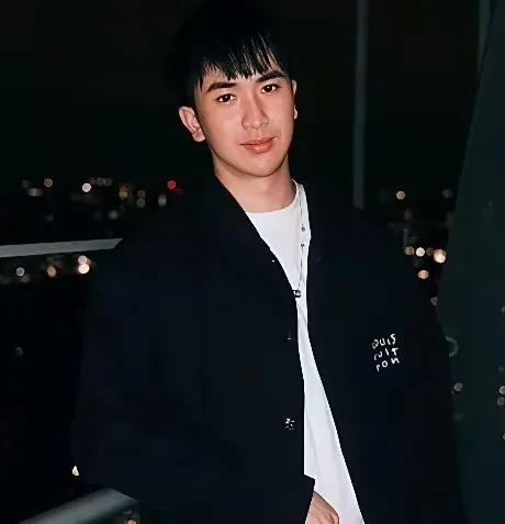 中国籍留学博士邹镇豪，在英国和国内下药强奸10名女性，还拍摄录像。2023年伦敦