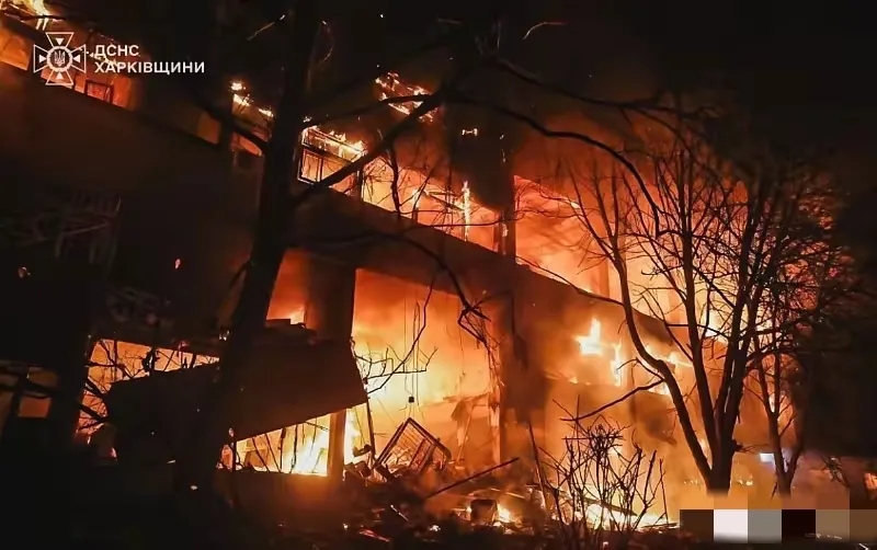 近日，俄罗斯军队对赫尔松、哈尔科夫地区发出了最疯狂性地进攻。
在剧烈的爆炸之后，