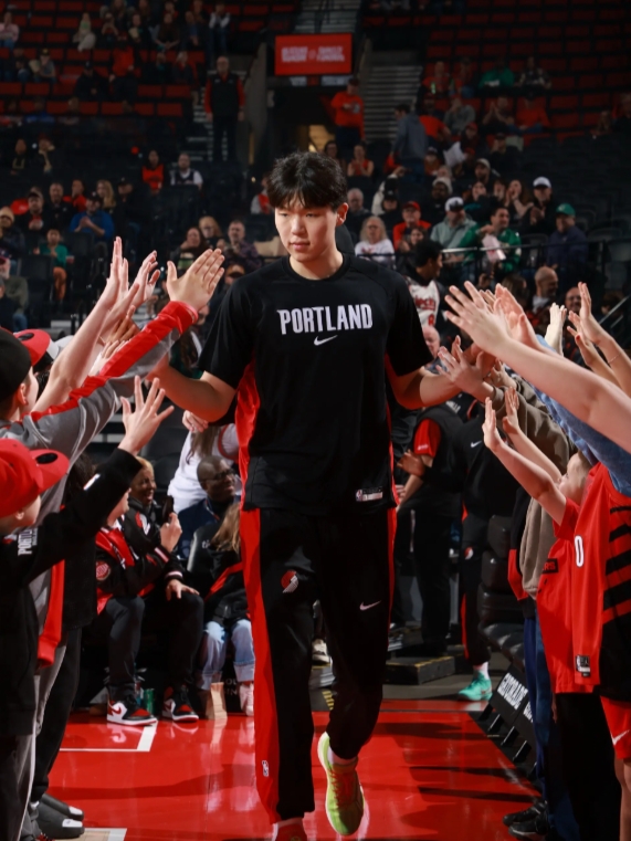 对于杨瀚森大家是不是太急躁了，看看我勇的波斯特，他的天赋比杨瀚森还差，只不过他在