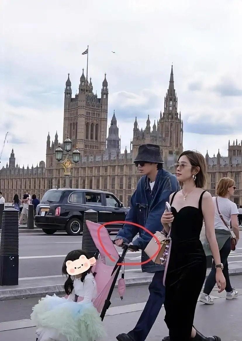 最近有网友在伦敦偶遇张若昀一家！他戴着渔夫帽、墨镜，推着婴儿车，车里坐着穿蓬蓬裙